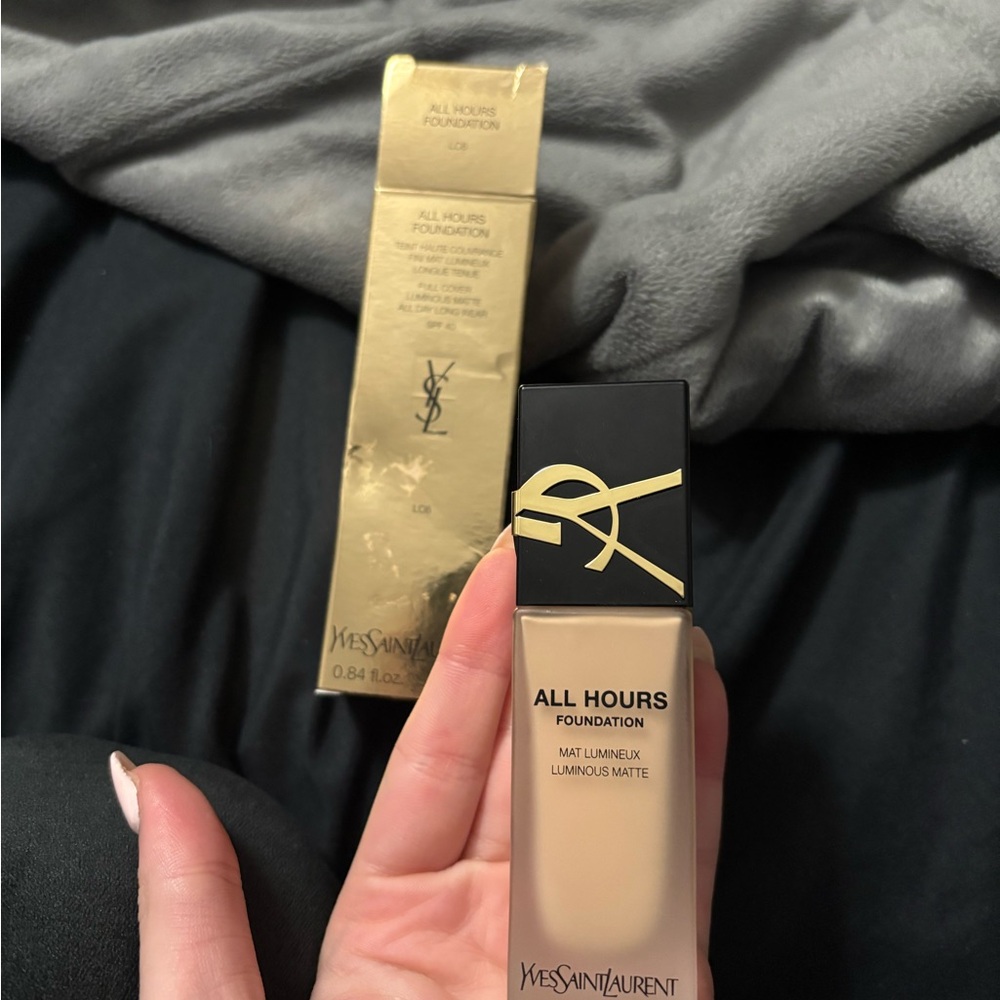 Yves Saint Laurent All Hours Foundation - shade LC6